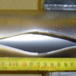 Detail trhliny 70mm vzorku po zkoušce Burst Test